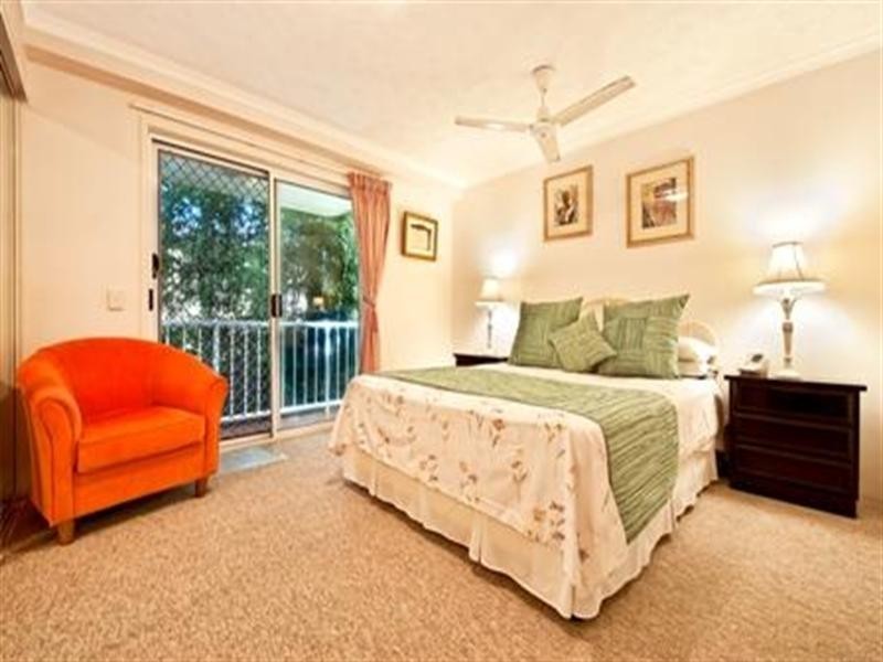 8 Dalpura Street, Chevron Island QLD 4217