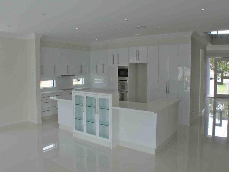 32 Royal Albert Crescent, Sovereign Islands QLD 4216