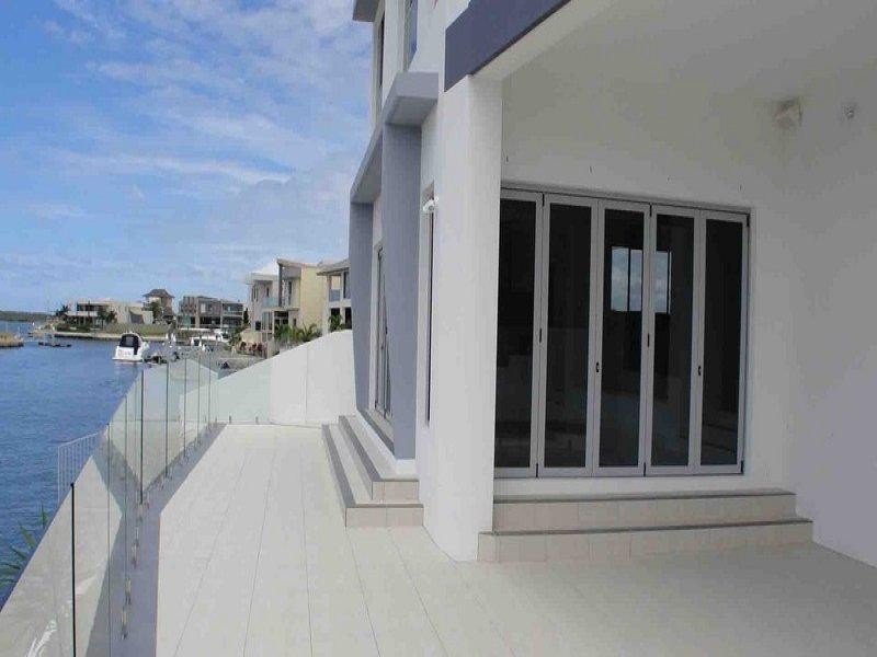 32 Royal Albert Crescent, Sovereign Islands QLD 4216