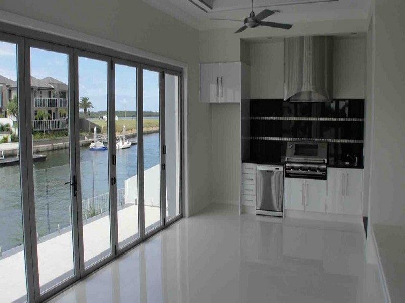 32 Royal Albert Crescent, Sovereign Islands QLD 4216