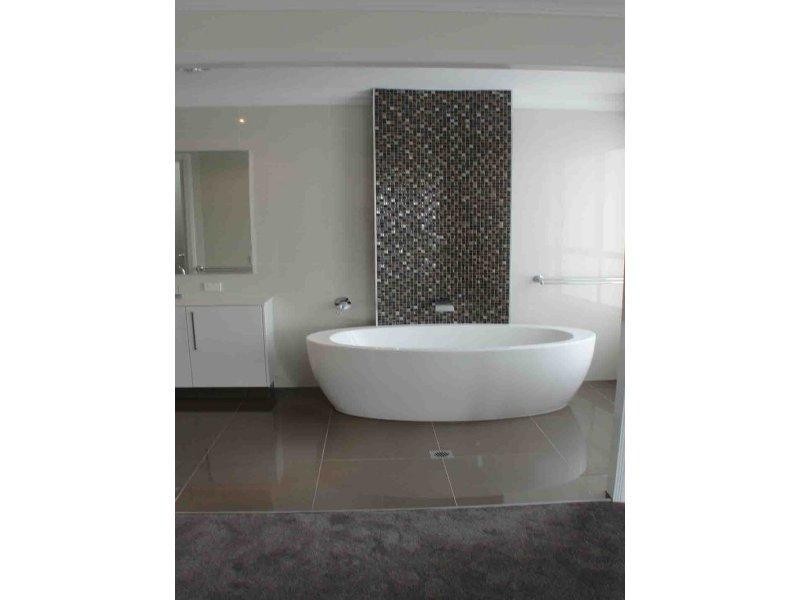 32 Royal Albert Crescent, Sovereign Islands QLD 4216