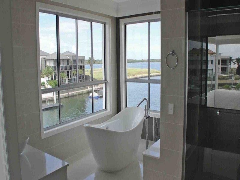 32 Royal Albert Crescent, Sovereign Islands QLD 4216