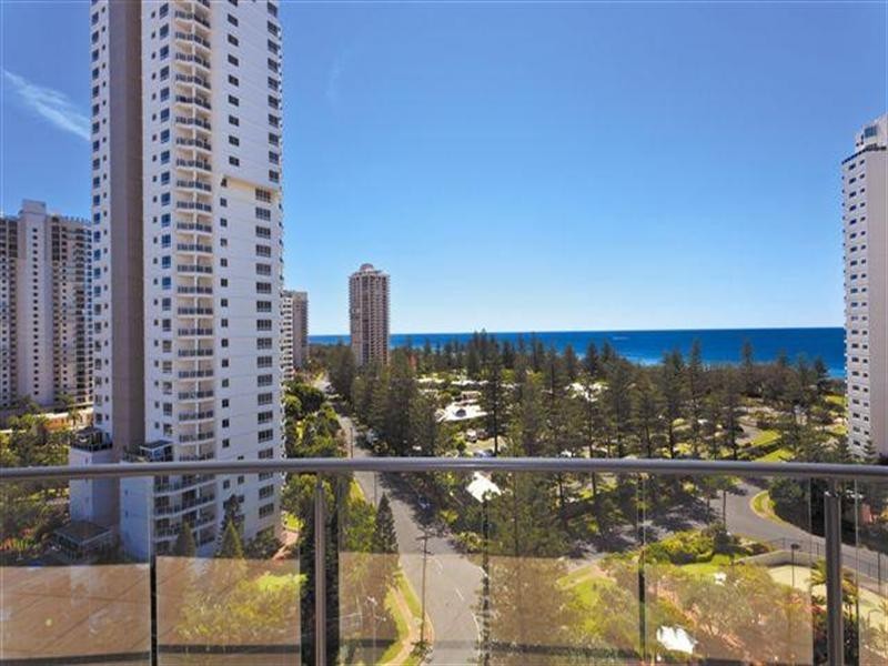 11 Peak Avenue, Main Beach QLD 4217
