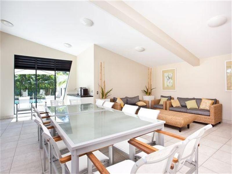 11 Peak Avenue, Main Beach QLD 4217