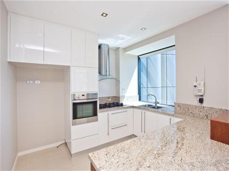 11 Peak Avenue, Main Beach QLD 4217