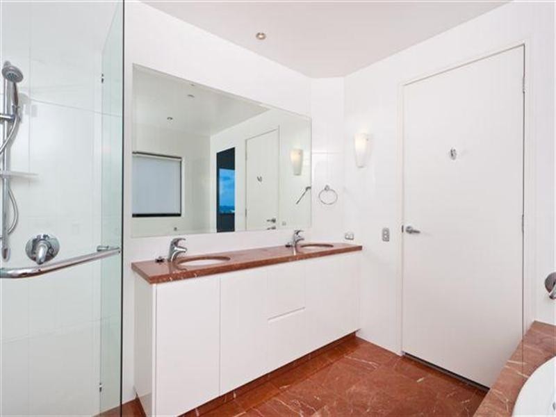 11 Peak Avenue, Main Beach QLD 4217
