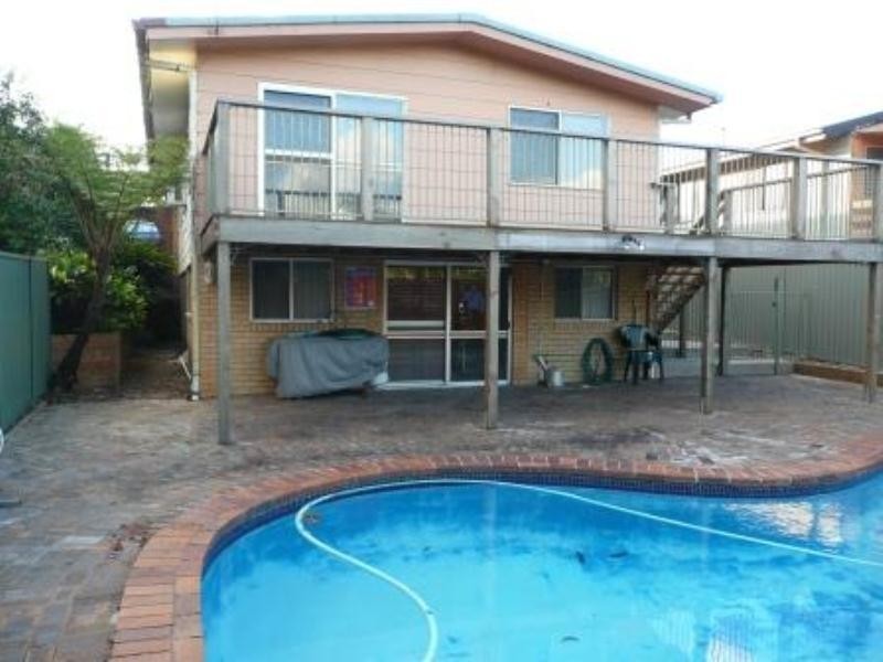 28 Ridgeway Avenue, Southport QLD 4215