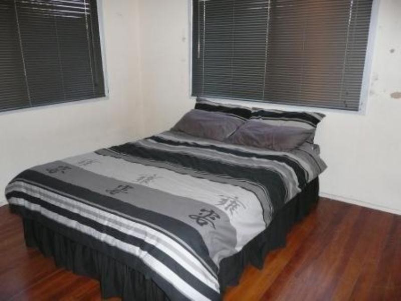 28 Ridgeway Avenue, Southport QLD 4215