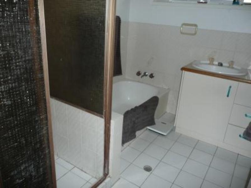 28 Ridgeway Avenue, Southport QLD 4215