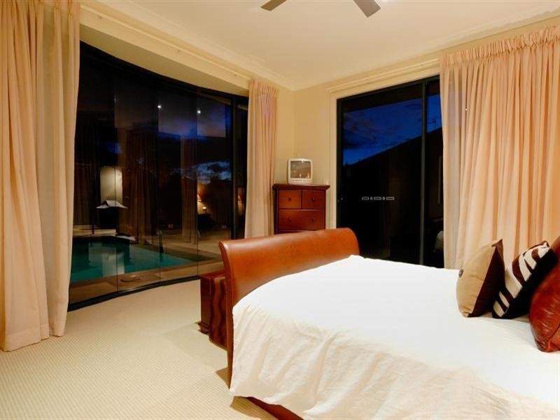 33 Calmwater Crescent, Helensvale QLD 4212