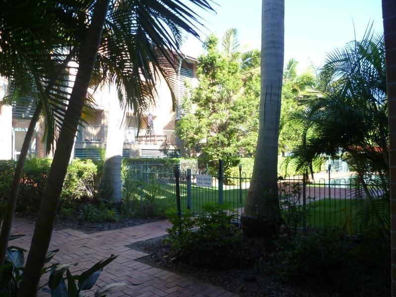 2/45 Pohlman Street, Southport QLD 4215