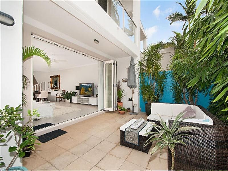 2/52 Burra Street, Chevron Island QLD 4217