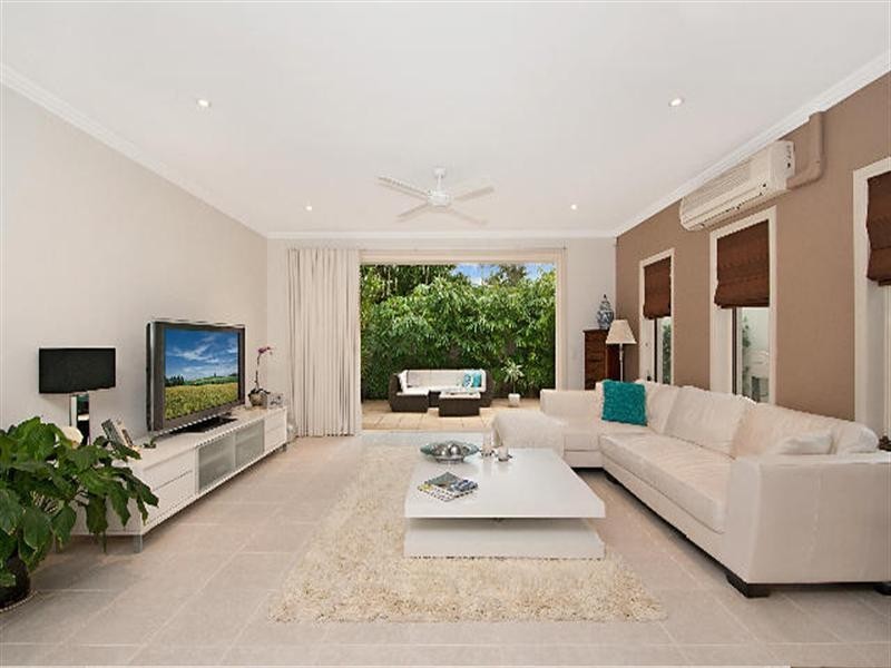 2/52 Burra Street, Chevron Island QLD 4217