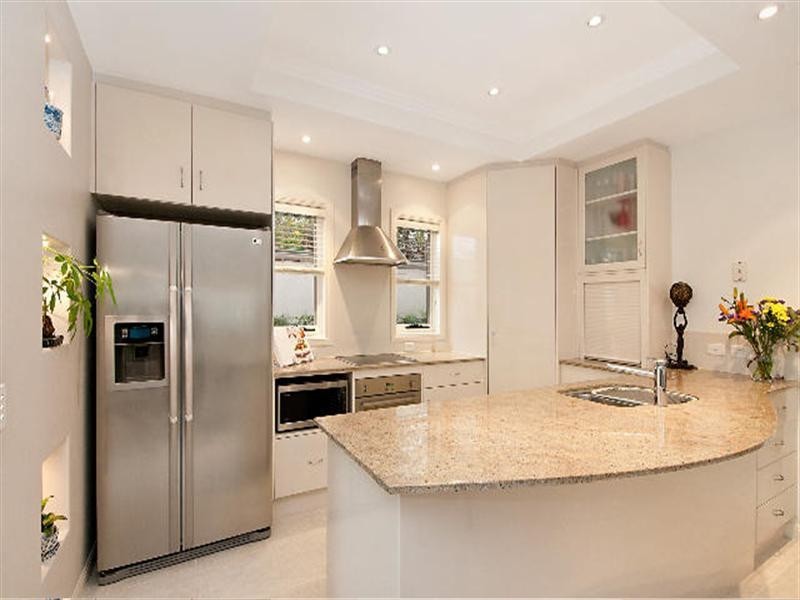 2/52 Burra Street, Chevron Island QLD 4217