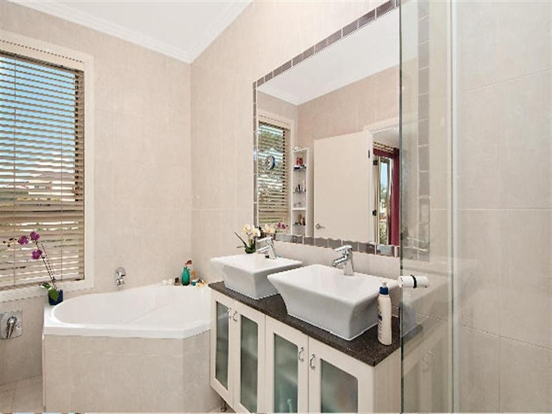 2/52 Burra Street, Chevron Island QLD 4217