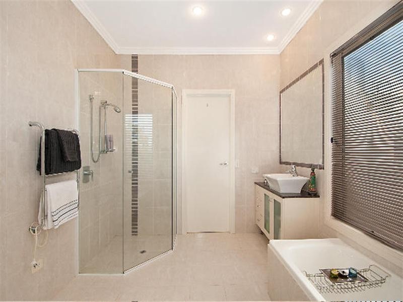 2/52 Burra Street, Chevron Island QLD 4217