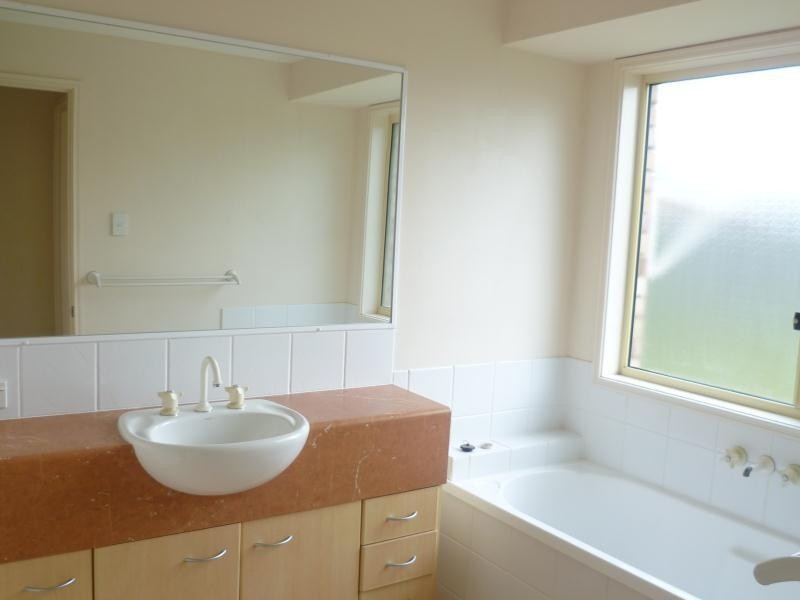 33 Murchison Street, Pacific Pines QLD 4211