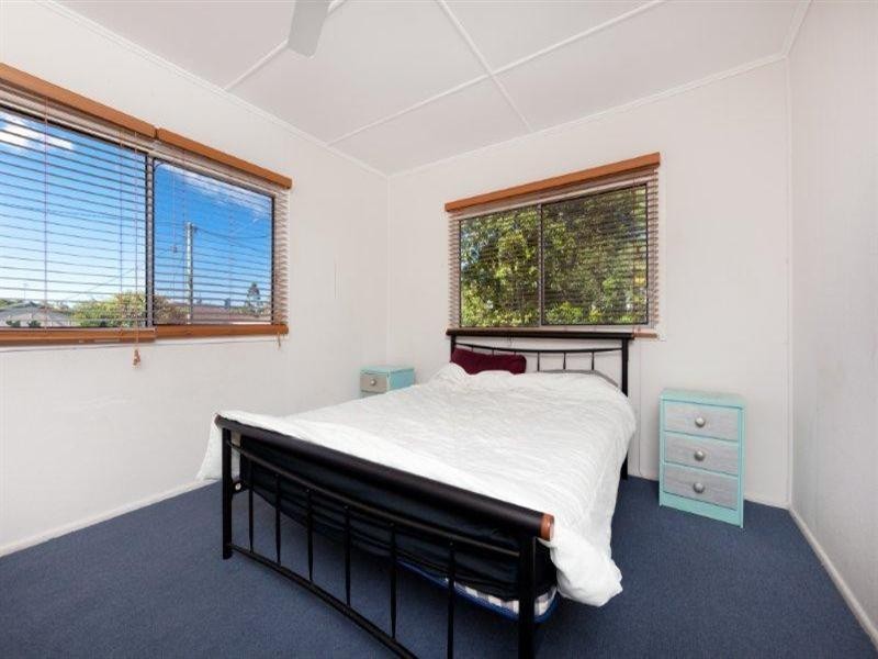 35 Ridgeway Avenue, Southport QLD 4215