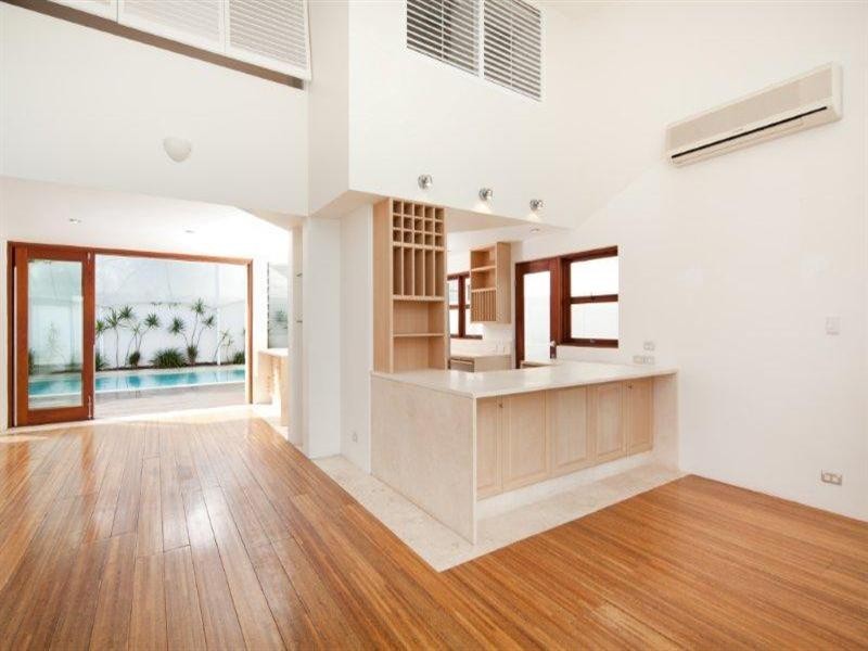 39 Peak Avenue, Main Beach QLD 4217