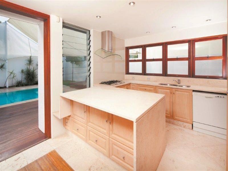 39 Peak Avenue, Main Beach QLD 4217