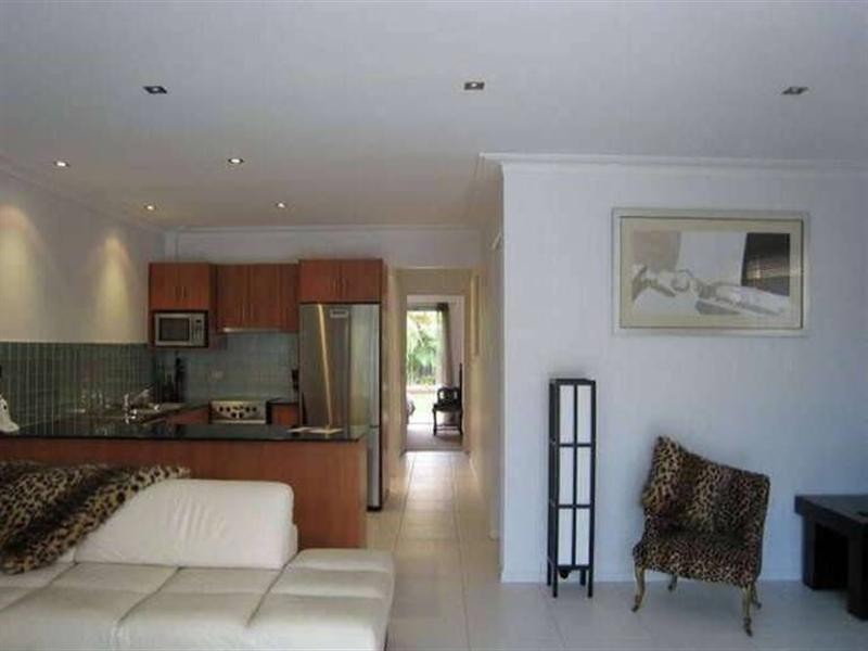 2/11 Darrambal Street, Chevron Island QLD 4217