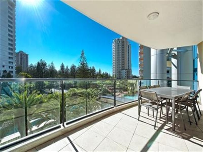 11 Peak Avenue, Main Beach QLD 4217