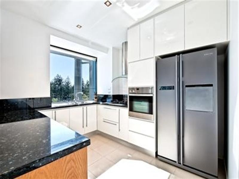 11 Peak Avenue, Main Beach QLD 4217