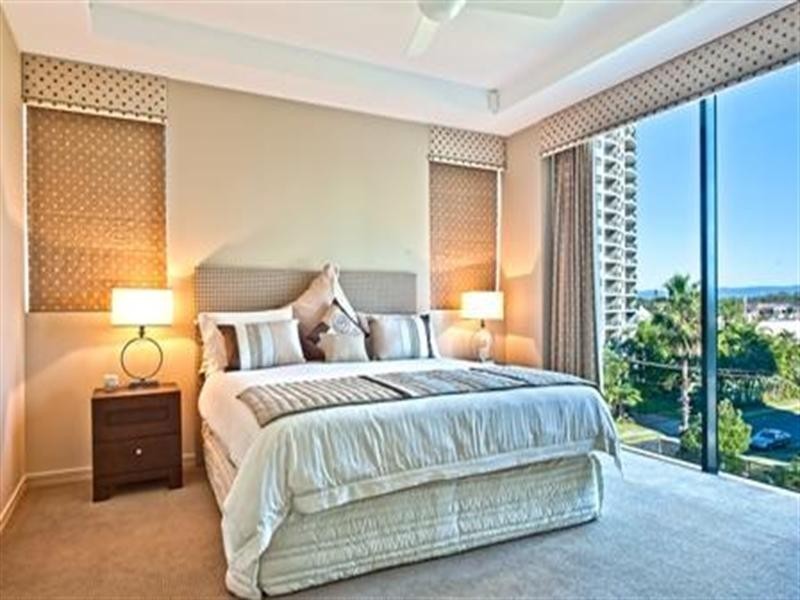 11 Peak Avenue, Main Beach QLD 4217
