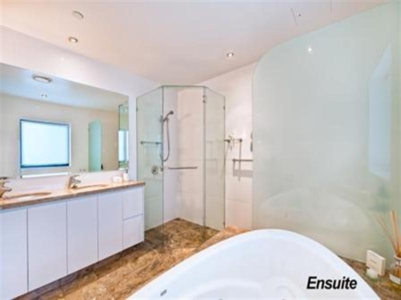 11 Peak Avenue, Main Beach QLD 4217