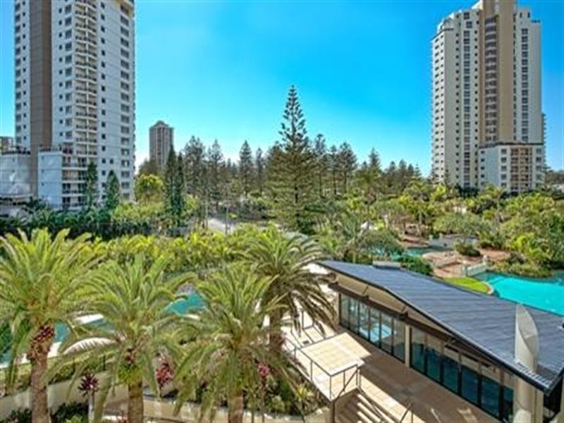 11 Peak Avenue, Main Beach QLD 4217