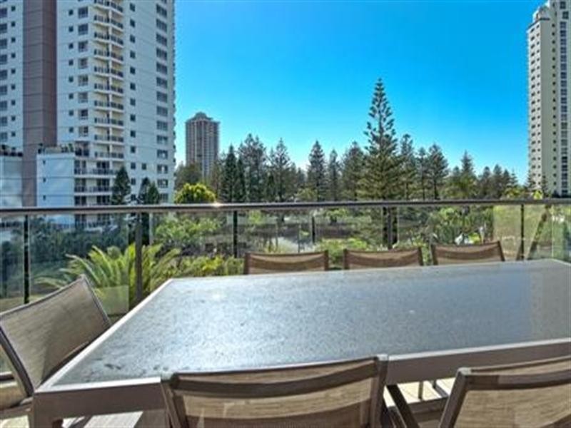 11 Peak Avenue, Main Beach QLD 4217