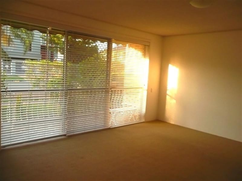 1-120 Stanhill Drive, Chevron Island QLD 4217