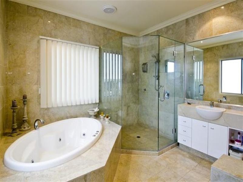 27 King Charles Drive, Sovereign Islands QLD 4216