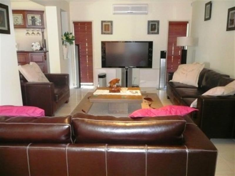 48 Edinburgh Road, Benowa QLD 4217