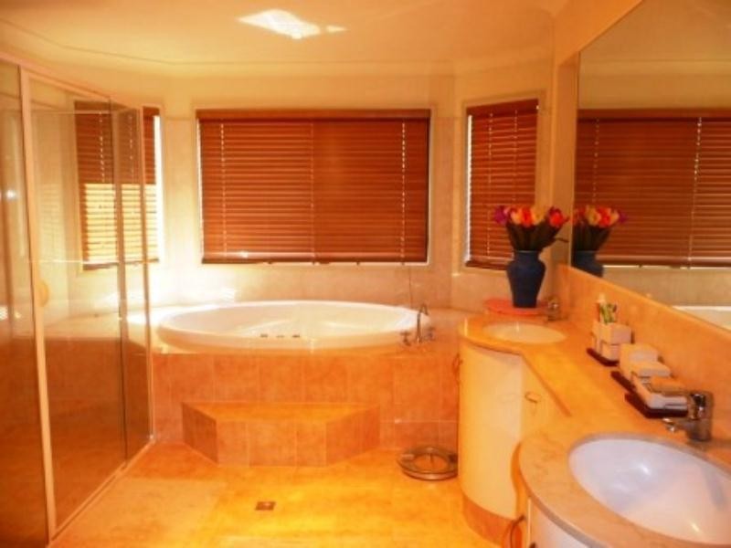 48 Edinburgh Road, Benowa QLD 4217