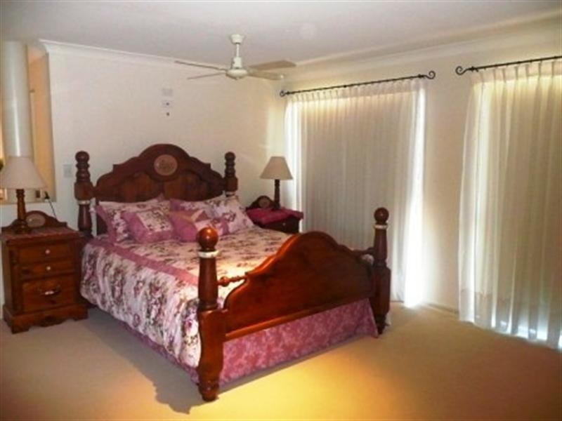 48 Edinburgh Road, Benowa QLD 4217