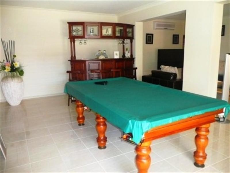 48 Edinburgh Road, Benowa QLD 4217