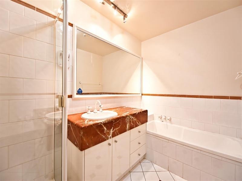 7 Elkhorn Avenue, Surfers Paradise QLD 4217