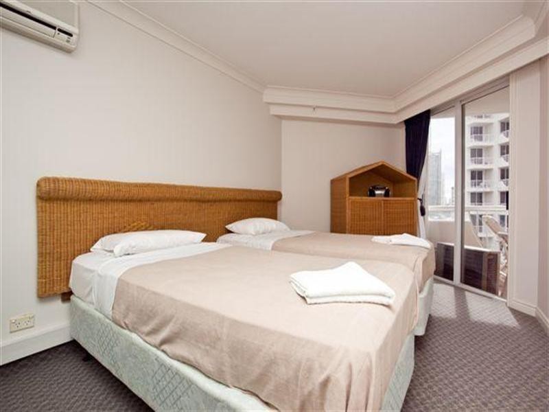 7 Elkhorn Avenue, Surfers Paradise QLD 4217