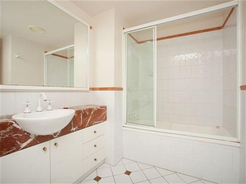 7 Elkhorn Avenue, Surfers Paradise QLD 4217