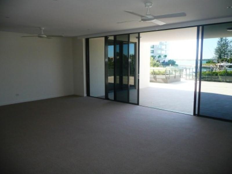 5104 323 Bayview Street, Runaway Bay QLD 4216