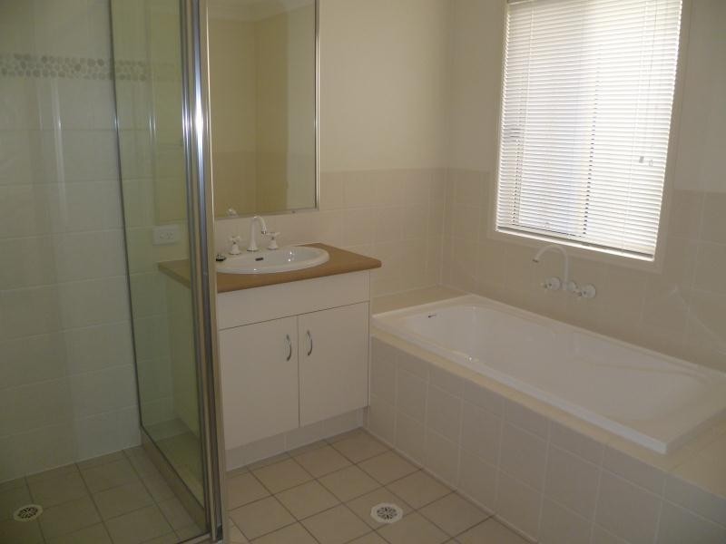 70 Tee Tree Boulevard, Arundel QLD 4214