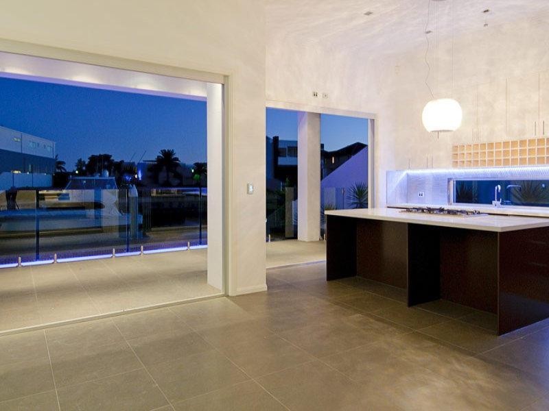 25 Knightsbridge Parade East, Sovereign Islands QLD 4216