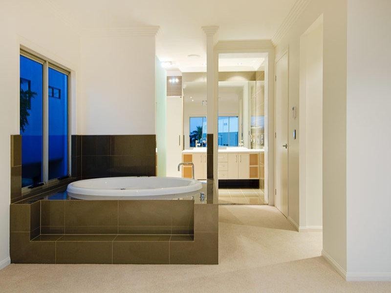 25 Knightsbridge Parade East, Sovereign Islands QLD 4216