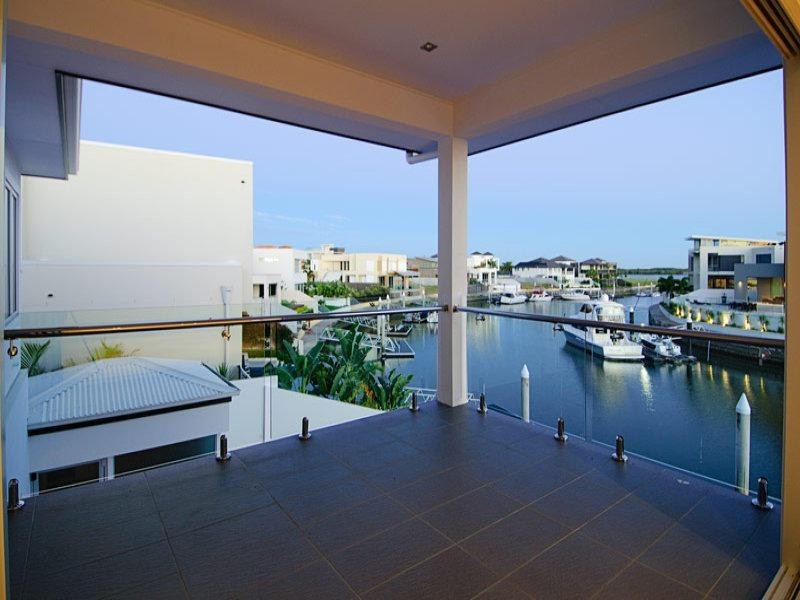 25 Knightsbridge Parade East, Sovereign Islands QLD 4216