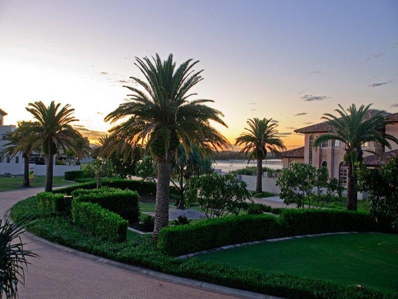 25 Knightsbridge Parade East, Sovereign Islands QLD 4216