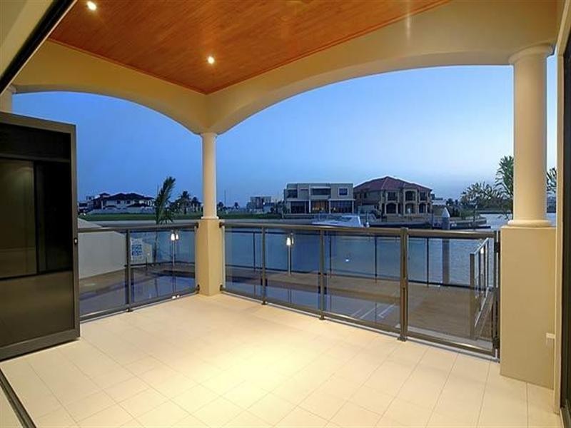 68 Royal Albert Crescent, Sovereign Islands QLD 4216