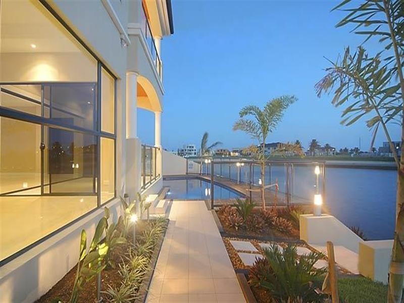 68 Royal Albert Crescent, Sovereign Islands QLD 4216