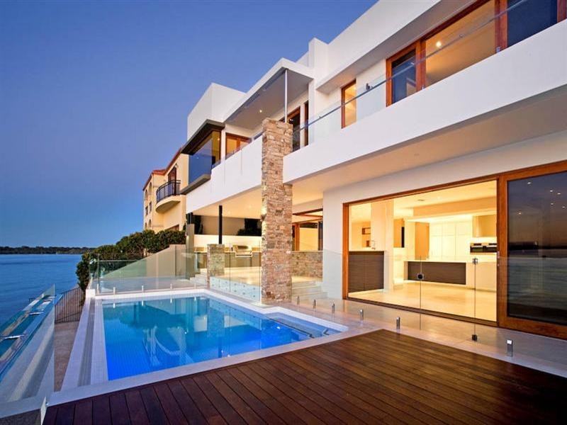 10 Knightsbridge Parade East, Sovereign Islands QLD 4216