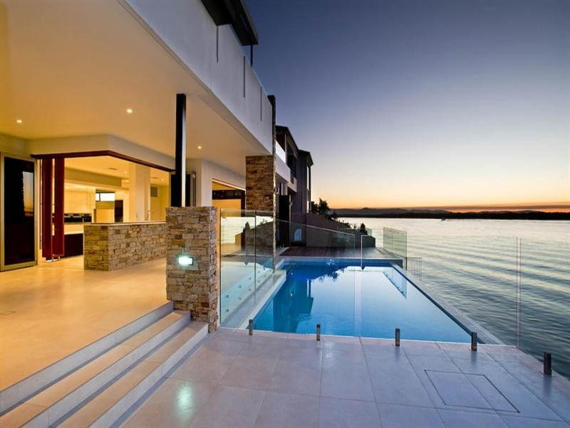 10 Knightsbridge Parade East, Sovereign Islands QLD 4216